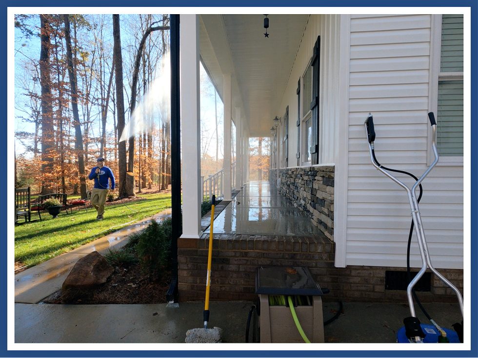technician-power-washing-vinyl-house-980x734