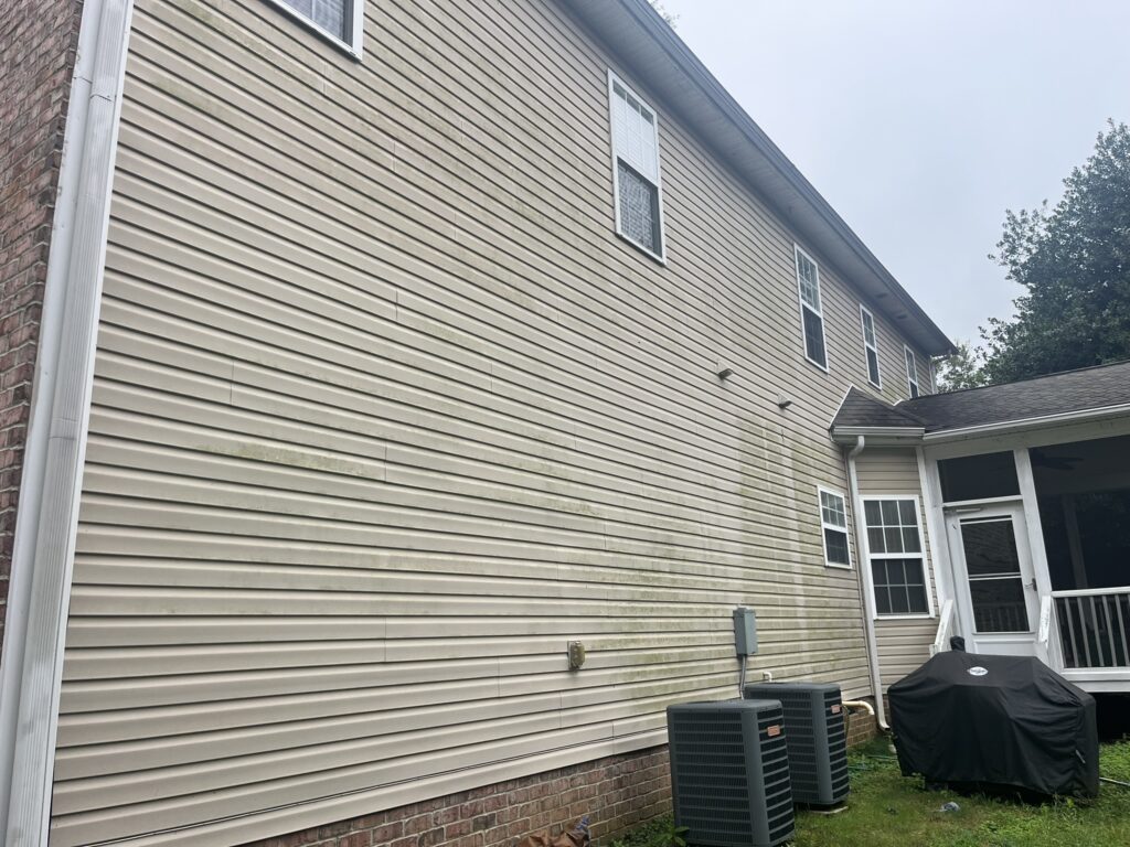 Dirty vinyl siding on a home in the Charlotte area.