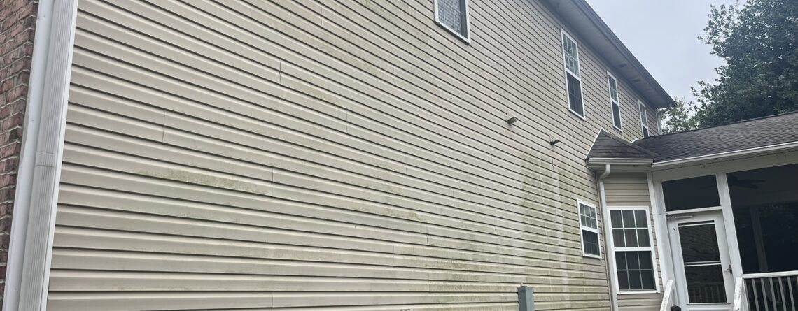 Dirty vinyl siding on a home in the Charlotte area.