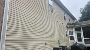 Dirty vinyl siding on a home in the Charlotte area.