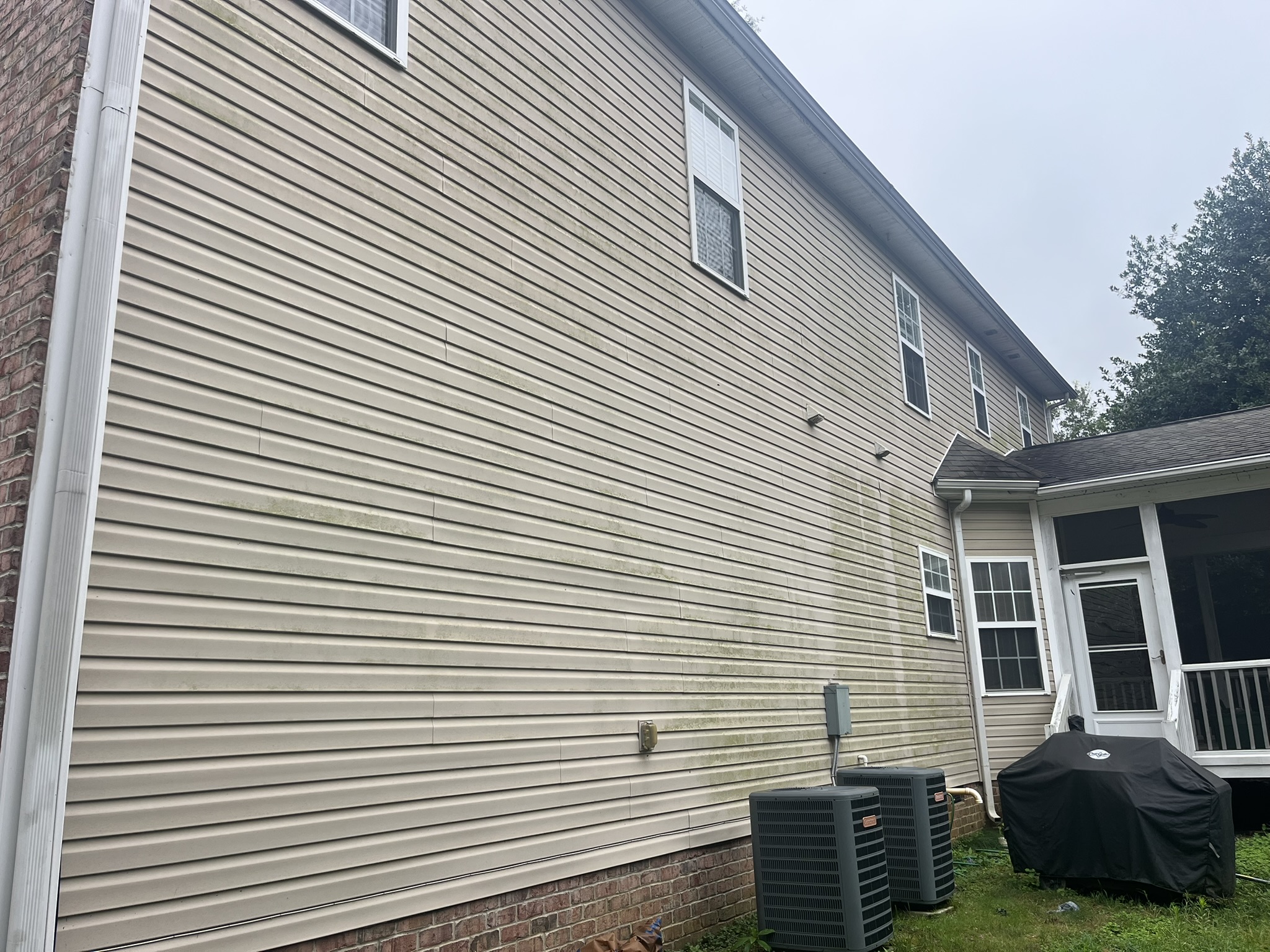 Dirty vinyl siding on a home in the Charlotte area.